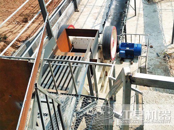 每小時產(chǎn)40t顎式粉石頭機工作 每小時產(chǎn)40t顎式粉石頭機工作