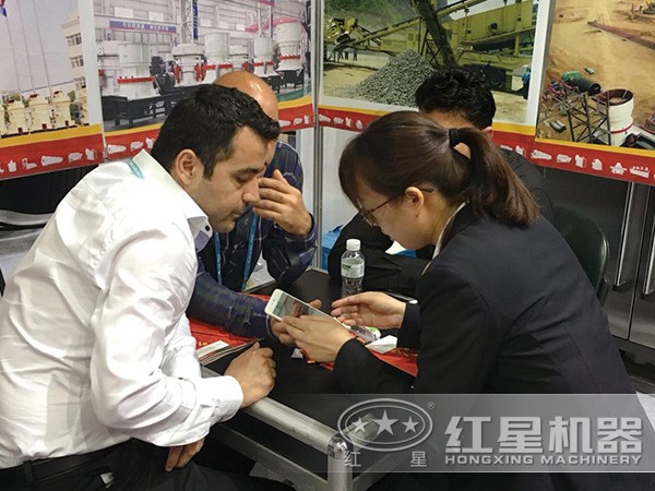 廣西砂石廠江先生與紅星銷售經(jīng)理洽談 廣西砂石廠江先生與紅星銷售經(jīng)理洽談