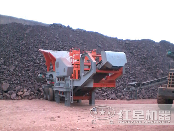 時產(chǎn)200噸廢鋼渣移動破碎生產(chǎn)線:單臺設(shè)備作業(yè) 時產(chǎn)200噸廢鋼渣移動破碎生產(chǎn)線:單臺設(shè)備作業(yè)