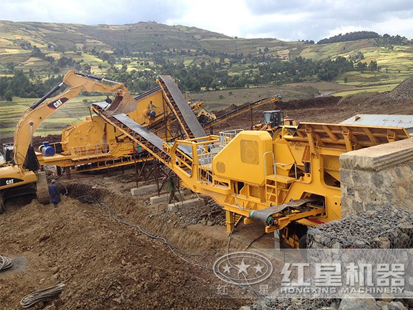 風(fēng)化巖移動(dòng)破碎制砂現(xiàn)場 風(fēng)化巖移動(dòng)破碎制砂現(xiàn)場