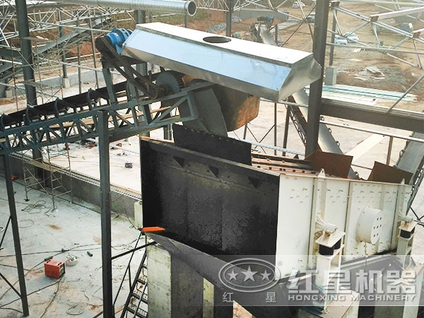 湖南某豆石破碎加工現場：帶振動篩、輸送帶