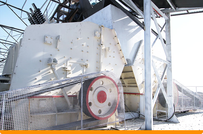 河北某石灰石破碎現(xiàn)場:反擊式破碎機(jī) 河北某石灰石破碎現(xiàn)場:反擊式破碎機(jī)