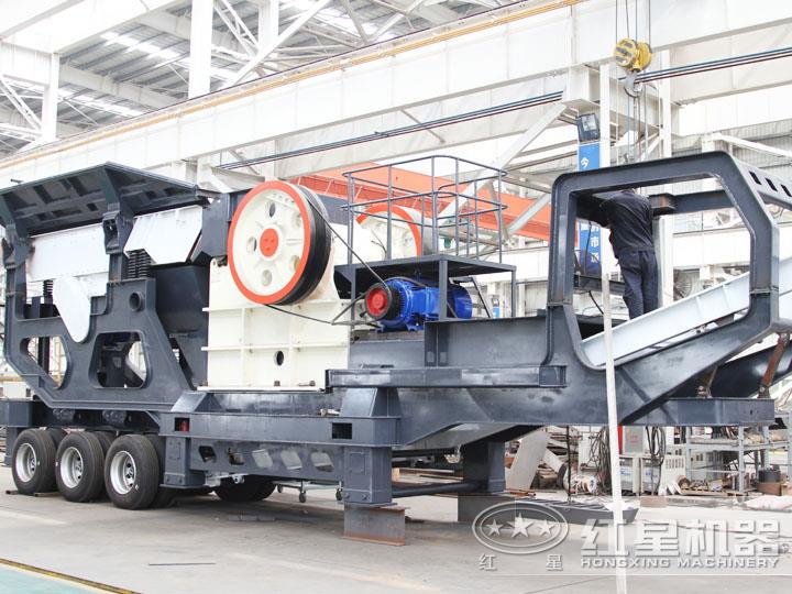 小型移動(dòng)顎式破碎車(chē)集給料、破碎、傳輸為一體