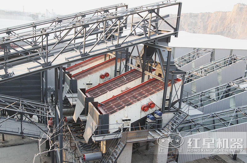 日產(chǎn)1.5萬噸河卵石制砂生產(chǎn)線現(xiàn)場:振動篩特點(diǎn),可篩分多種成品料