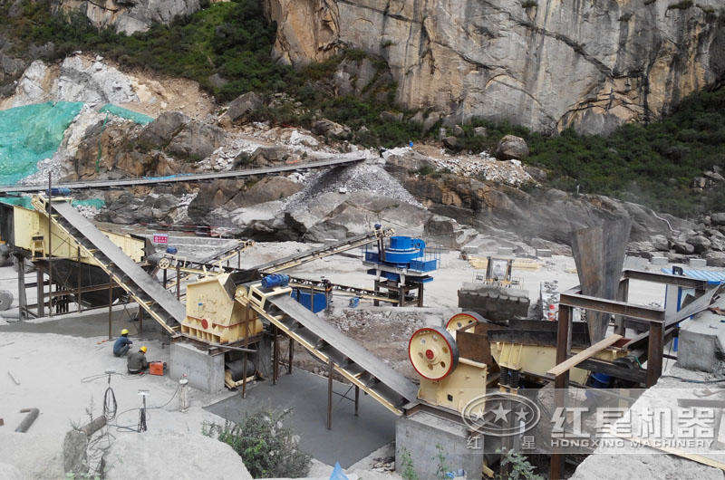 山東煙臺時產300-400噸青石破碎、制砂生產線 