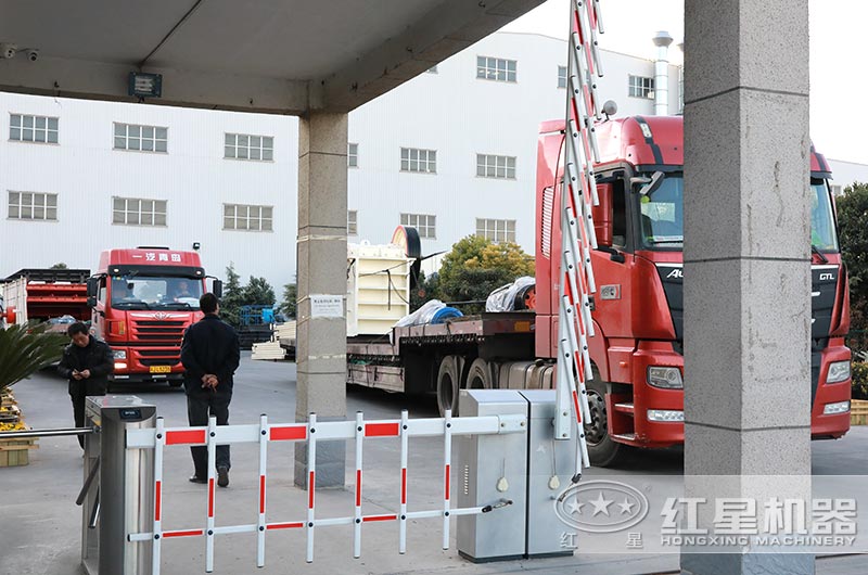 一套采石場破碎機發貨中 一套采石場破碎機發貨中