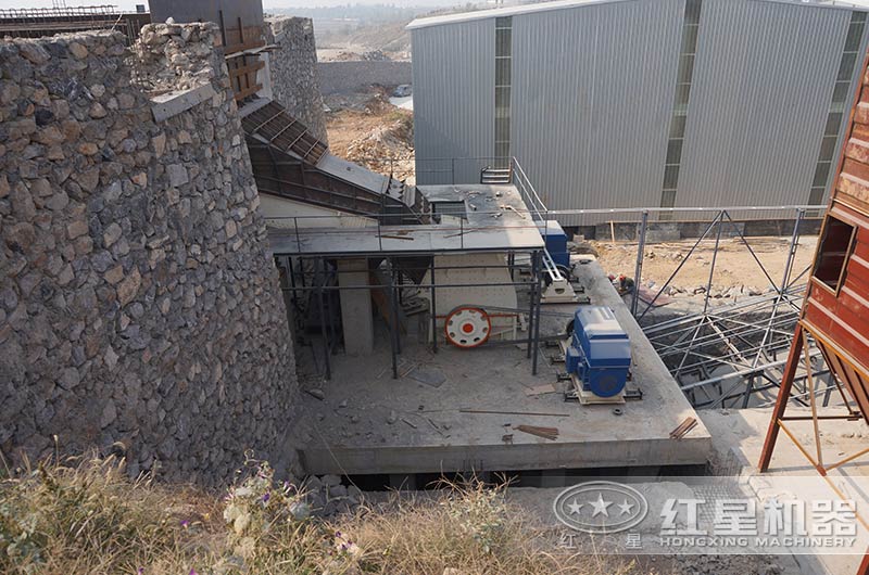 時產(chǎn)200-300噸重錘式破碎機(jī)作業(yè)現(xiàn)場 時產(chǎn)200-300噸重錘式破碎機(jī)作業(yè)現(xiàn)場