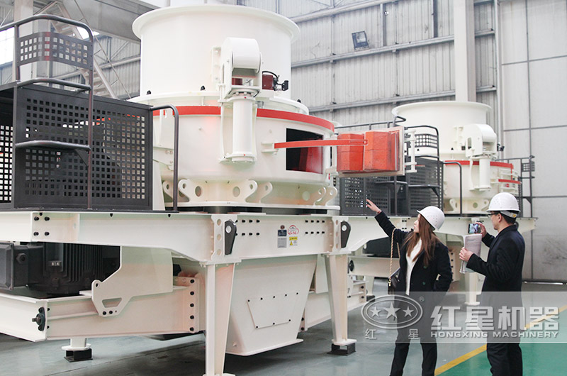 沖擊式制砂機：對石料進行制砂處理，級配合理