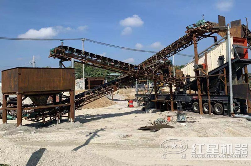 鵝卵石一體式車載制沙機作業現場 鵝卵石一體式車載制沙機作業現場