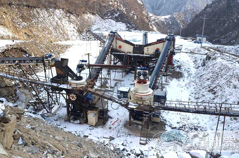 時(shí)產(chǎn)100噸河石制砂機(jī)生產(chǎn)現(xiàn)場(chǎng) 時(shí)產(chǎn)100噸河石制砂機(jī)生產(chǎn)現(xiàn)場(chǎng)