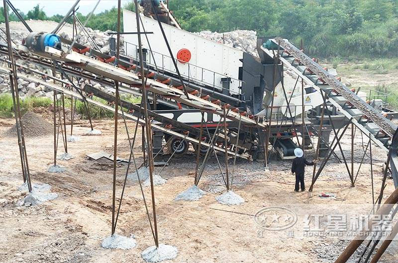 四川巴中客戶移動(dòng)錘式破碎機(jī)作業(yè)現(xiàn)場 四川巴中客戶移動(dòng)錘式破碎機(jī)作業(yè)現(xiàn)場