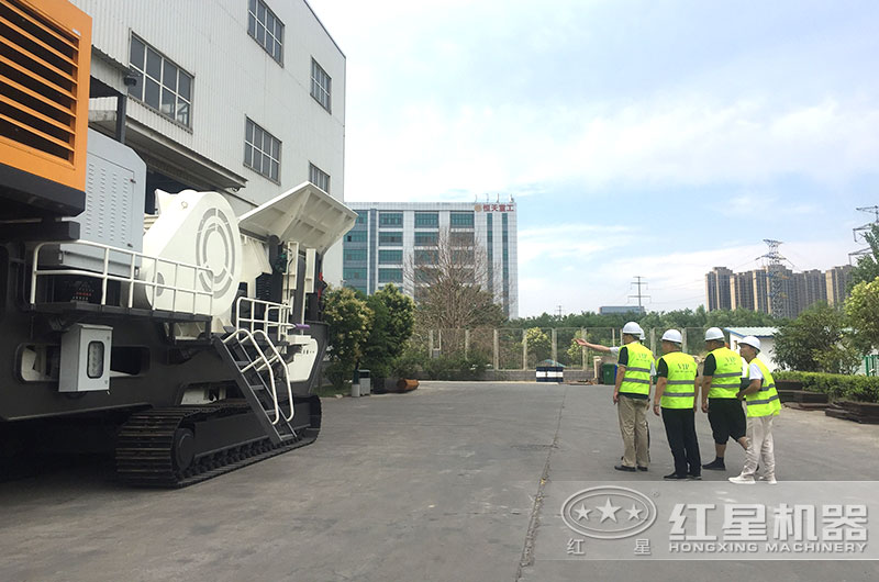 客戶來廠，經理陪同參觀考察