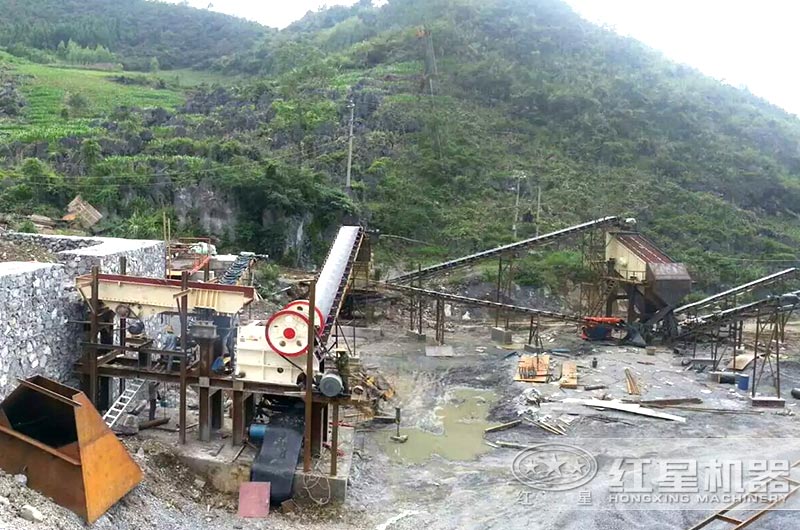 湖北時(shí)產(chǎn)600噸石頭破碎生產(chǎn)線現(xiàn)場 湖北時(shí)產(chǎn)600噸石頭破碎生產(chǎn)線現(xiàn)場