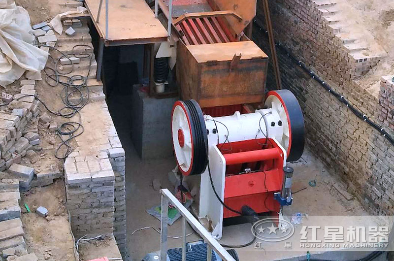 顎式破碎機(jī)工作現(xiàn)場圖片 顎式破碎機(jī)工作現(xiàn)場圖片