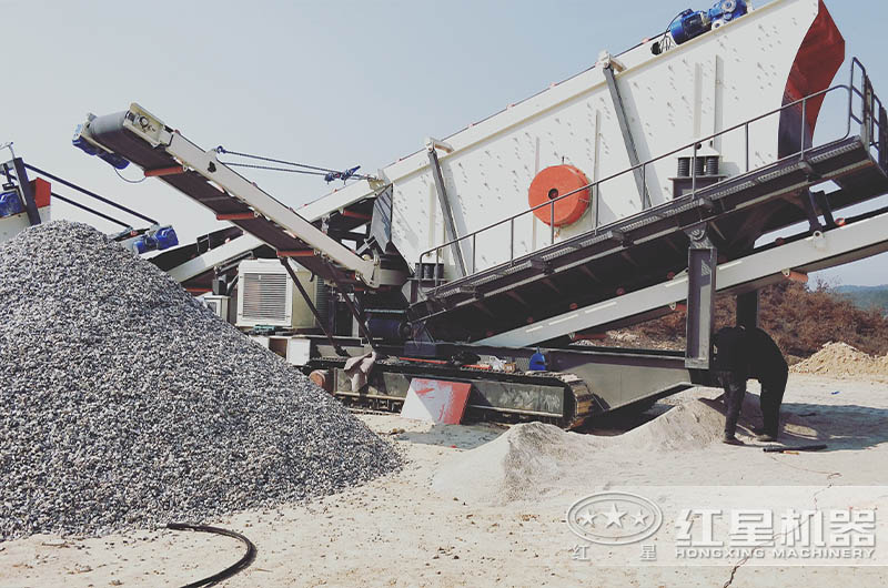 移動(dòng)石子破碎機(jī)作業(yè)現(xiàn)場(chǎng) 移動(dòng)石子破碎機(jī)作業(yè)現(xiàn)場(chǎng)