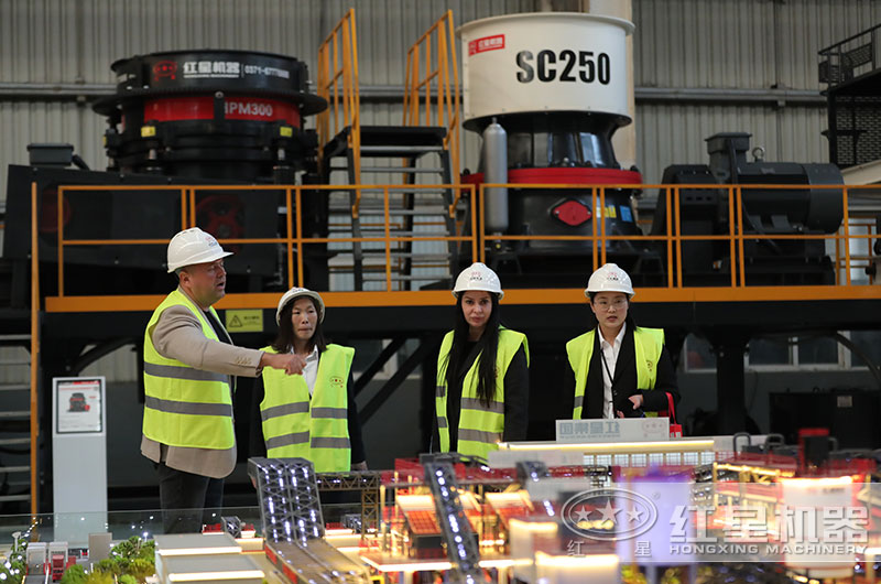 客戶來(lái)廠參觀圓錐破碎機(jī)設(shè)備 客戶來(lái)廠參觀圓錐破碎機(jī)設(shè)備