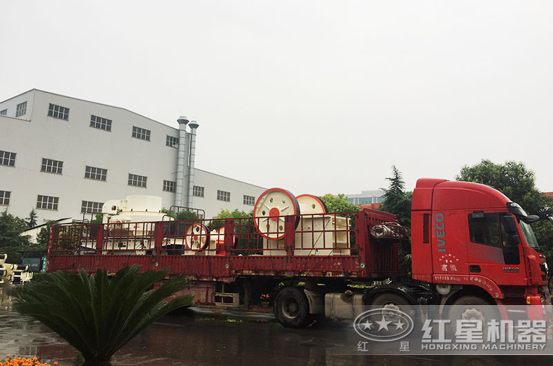 整套750碎石生產線設備裝車發貨中 整套750碎石生產線設備裝車發貨中