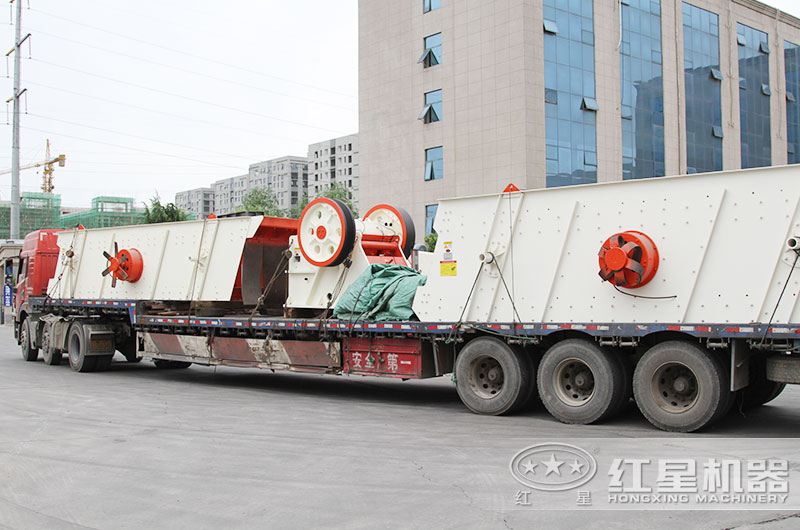 紅星69顎式破碎機(jī)裝車發(fā)貨中 紅星69顎式破碎機(jī)裝車發(fā)貨中