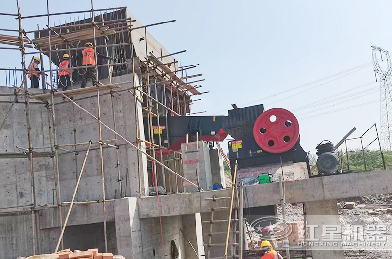 紅星技術人員輔助客戶安裝69鄂破機設備 紅星技術人員為客戶安裝69鄂破機設備