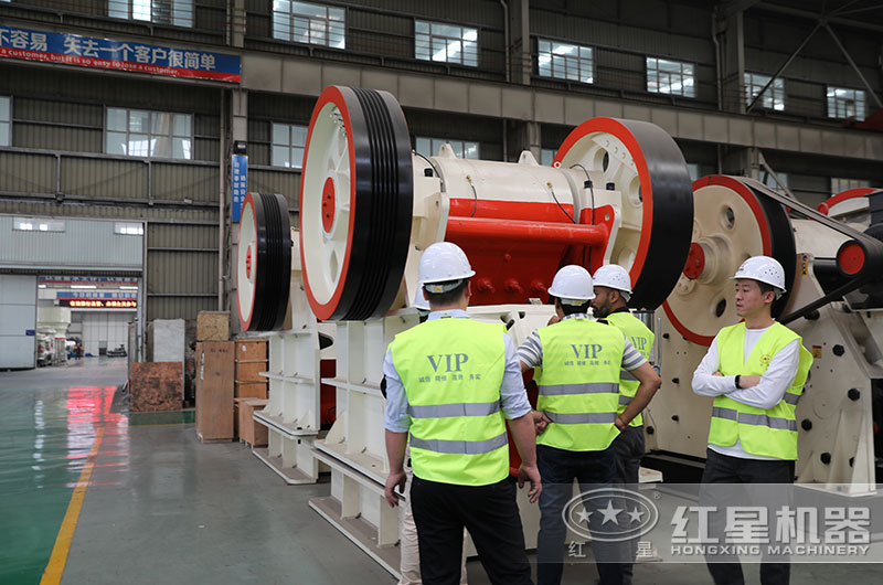 客戶來廠考察69顎式破碎機(jī) 客戶來廠考察69顎式破碎機(jī)