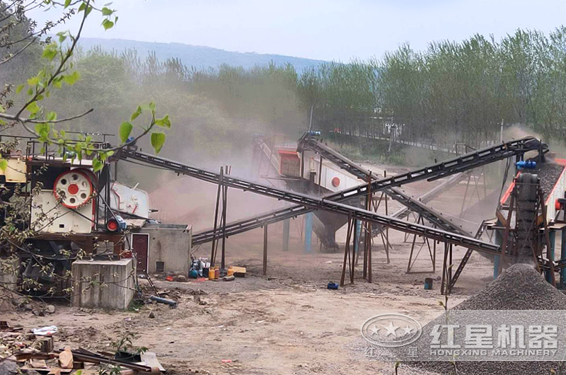 石灰石破碎加工現(xiàn)場(chǎng) 石灰石破碎加工現(xiàn)場(chǎng)